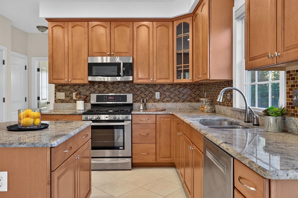 216 JOCELYN LN