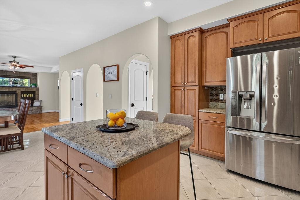 216 JOCELYN LN