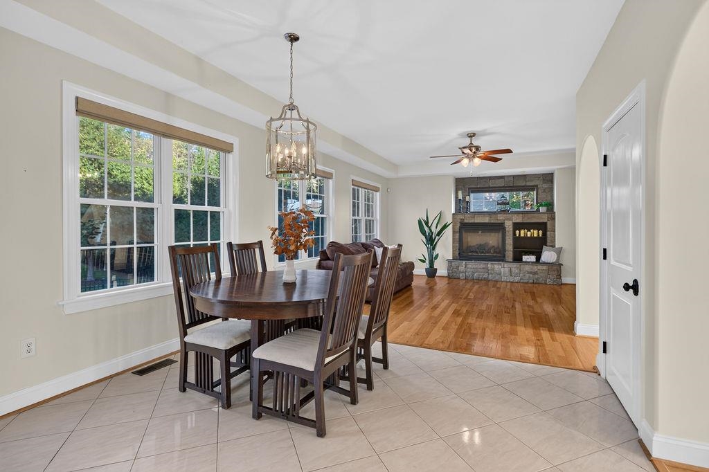 216 JOCELYN LN