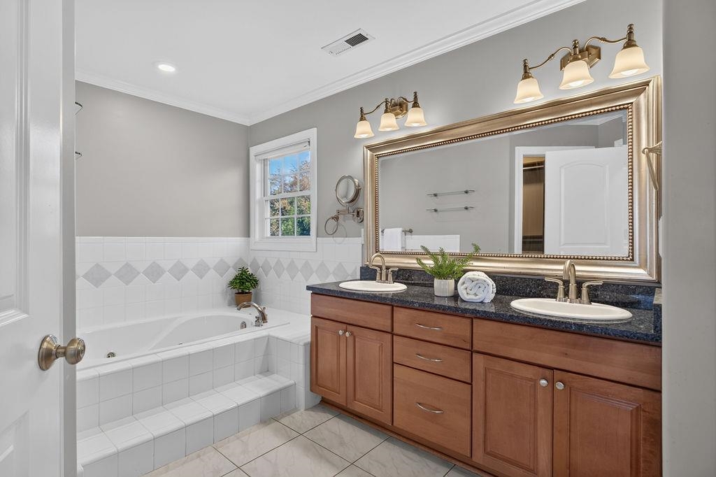 216 JOCELYN LN