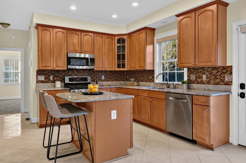 216 JOCELYN LN