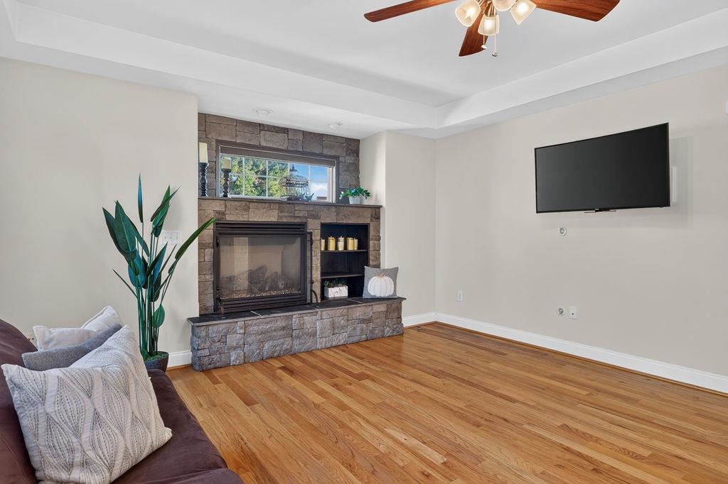 216 JOCELYN LN
