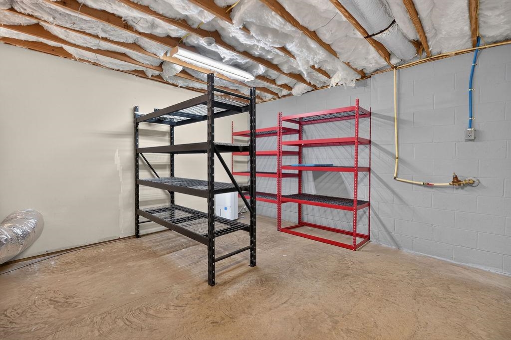 216 JOCELYN LN