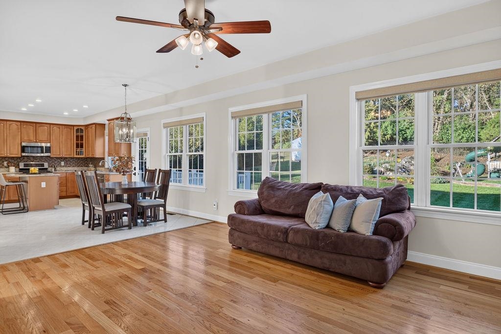 216 JOCELYN LN