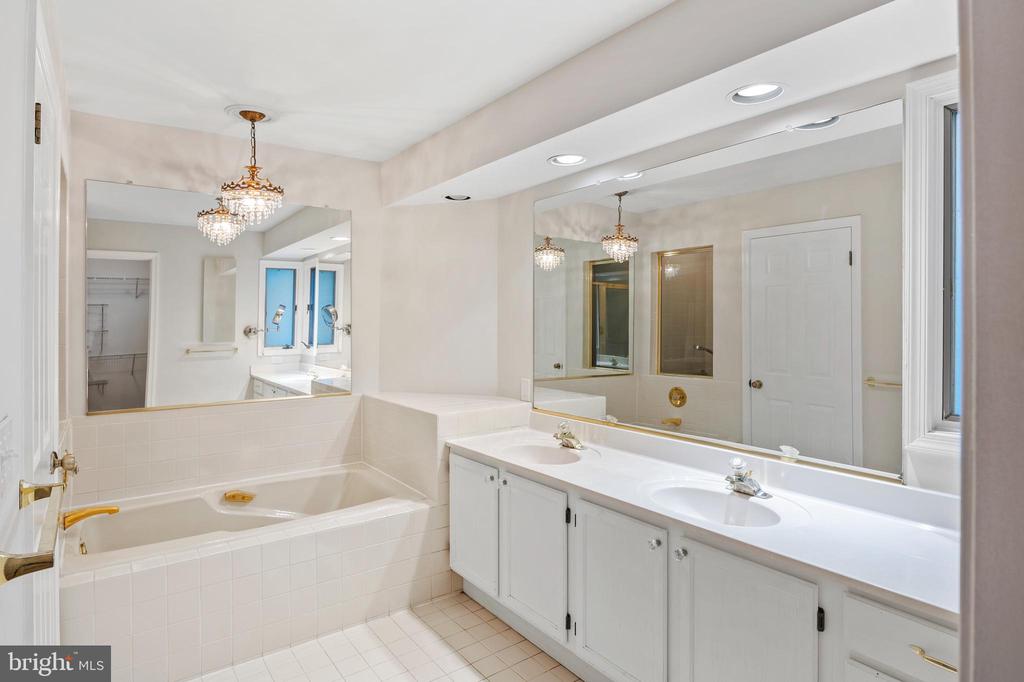 2800 MOCKINGBIRD COURT