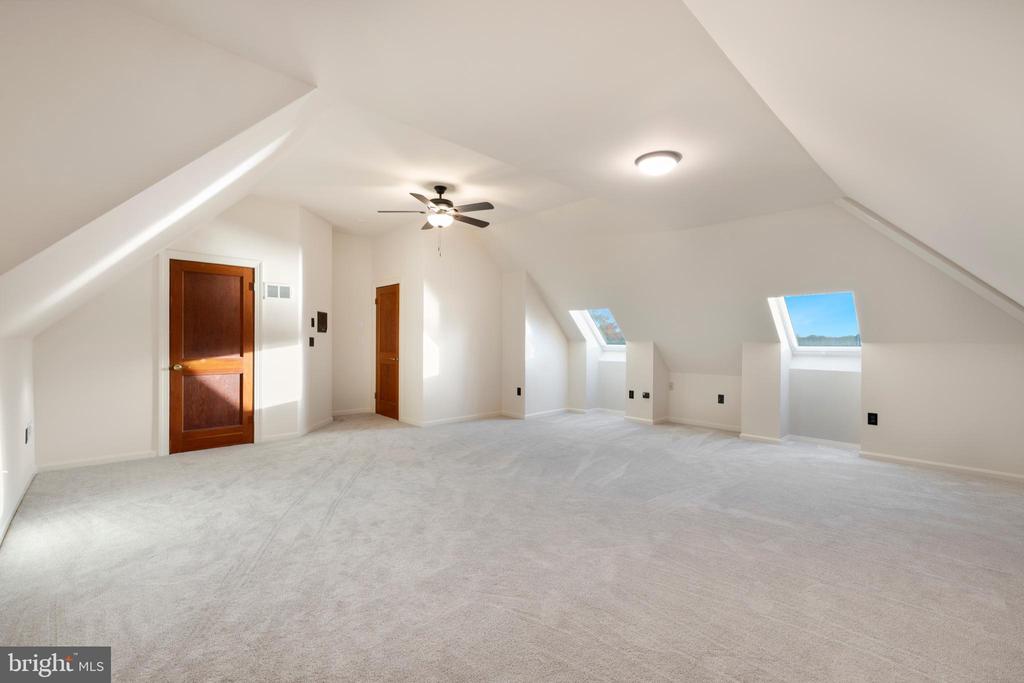 31 SHADOW POINT COURT