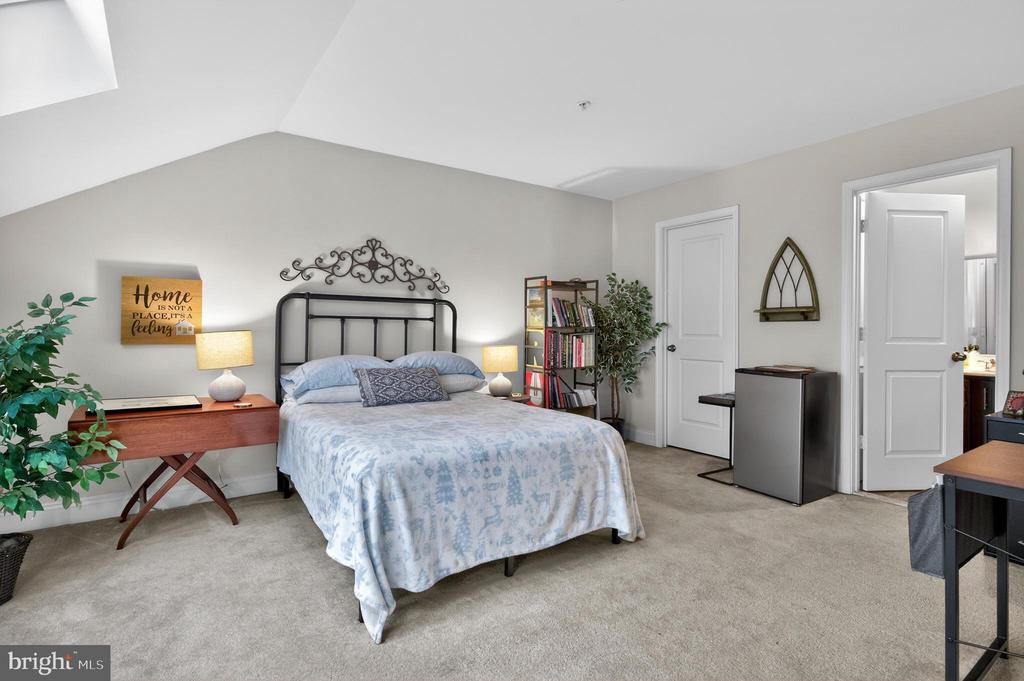 1608 BELLE DRIVE