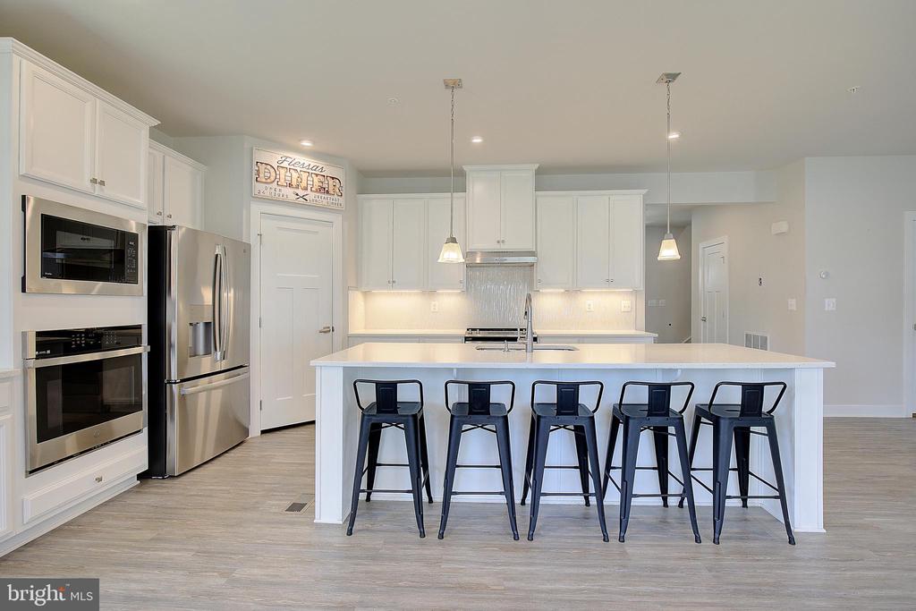 8316 LEGACY CIRCLE