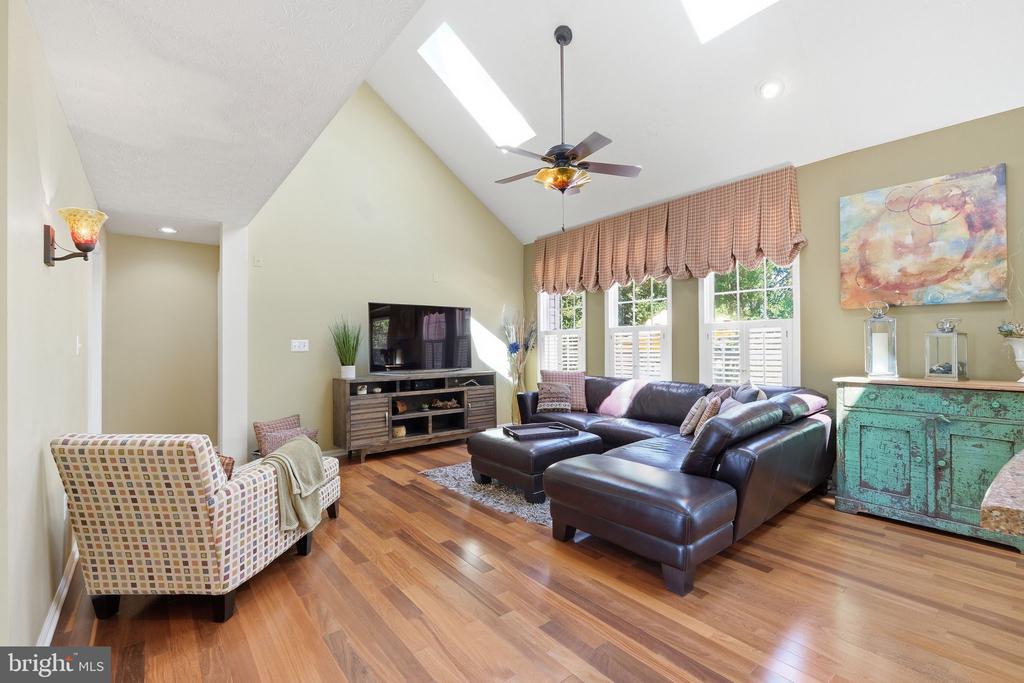 303 CREEKS END LANE