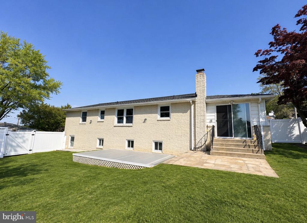 555 WOODLAND VIEW DRIVE