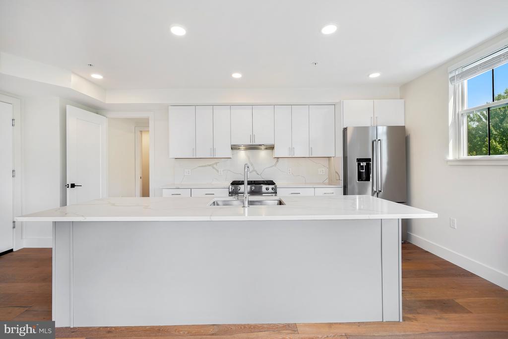 1245 N PIERCE STREET Unit: 8