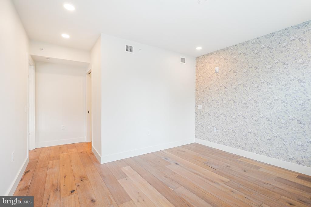 1245 N PIERCE STREET Unit: 8
