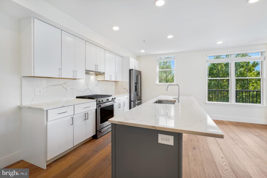 1245 N PIERCE STREET Unit: 8