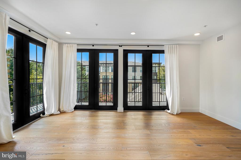 1245 N PIERCE STREET Unit: 8