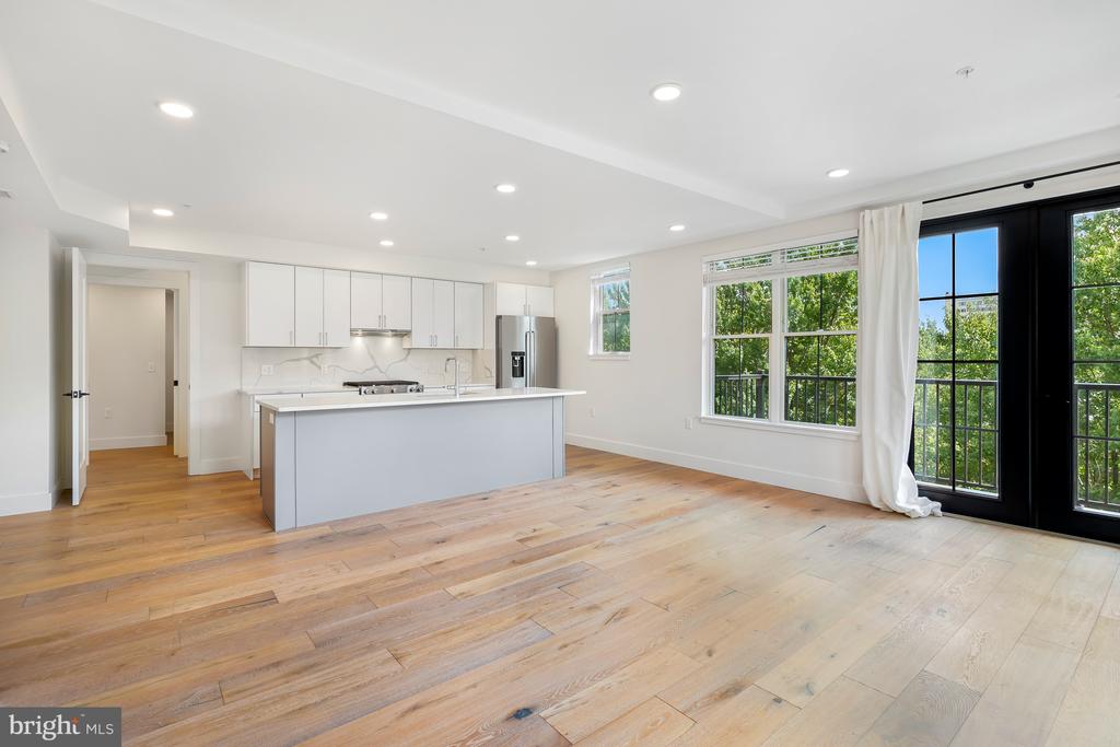 1245 N PIERCE STREET Unit: 8
