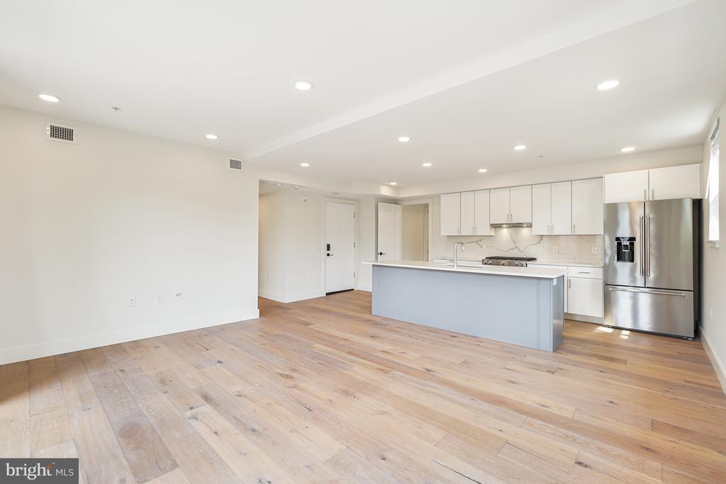 1245 N PIERCE STREET Unit: 8