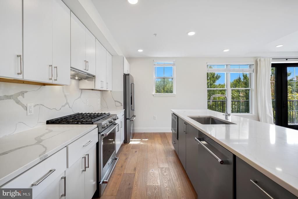 1245 N PIERCE STREET Unit: 8