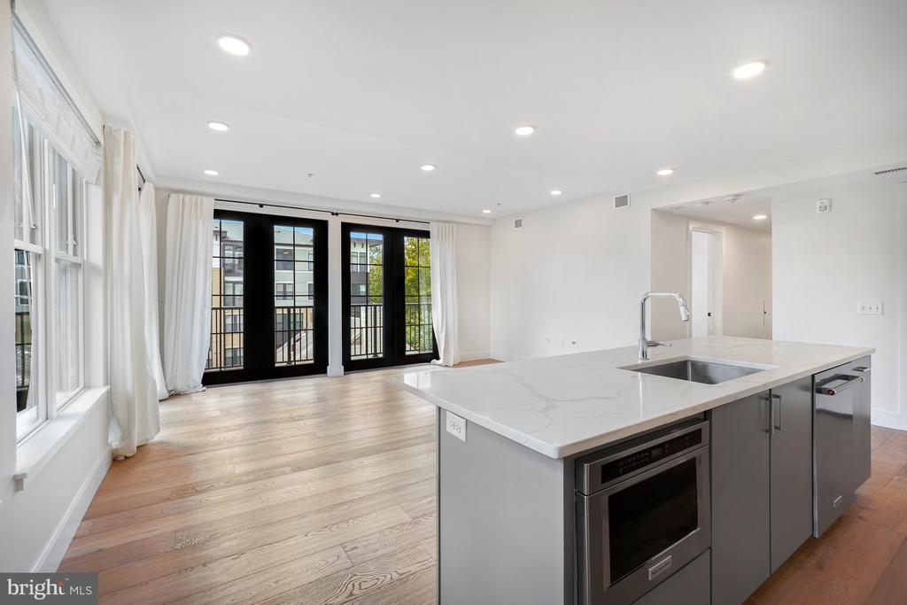 1245 N PIERCE STREET Unit: 8