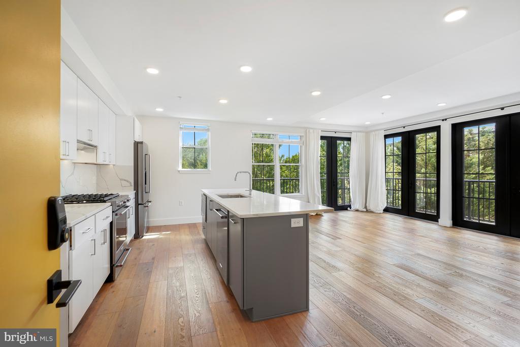 1245 N PIERCE STREET Unit: 8