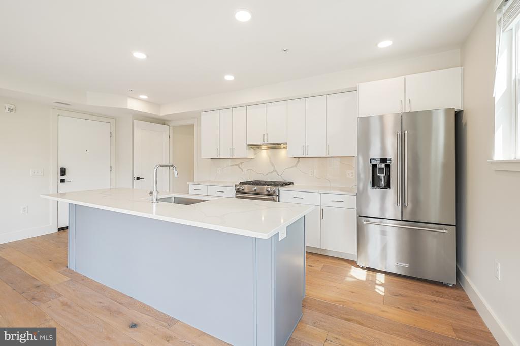 1245 N PIERCE STREET Unit: 8