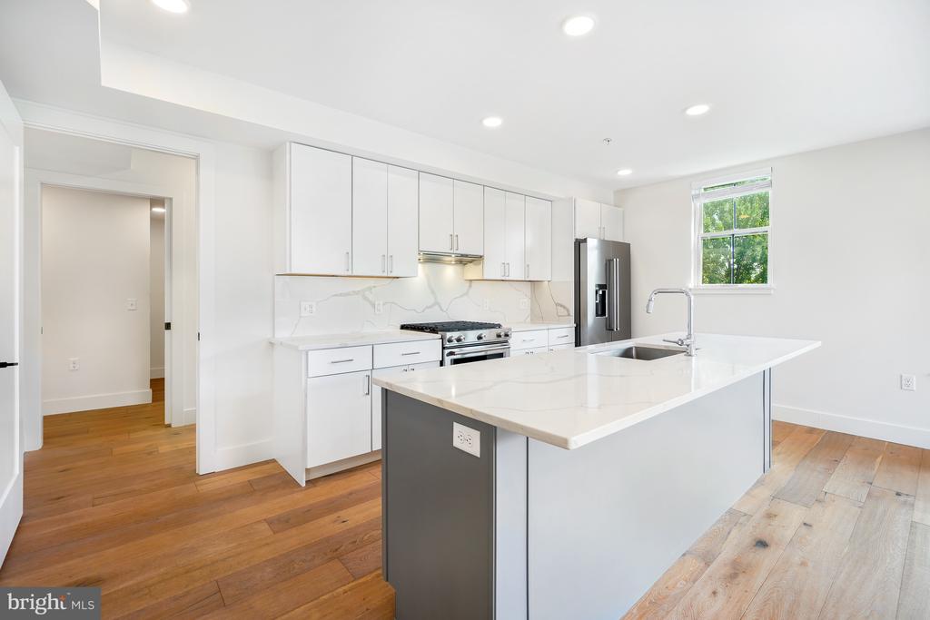 1245 N PIERCE STREET Unit: 8