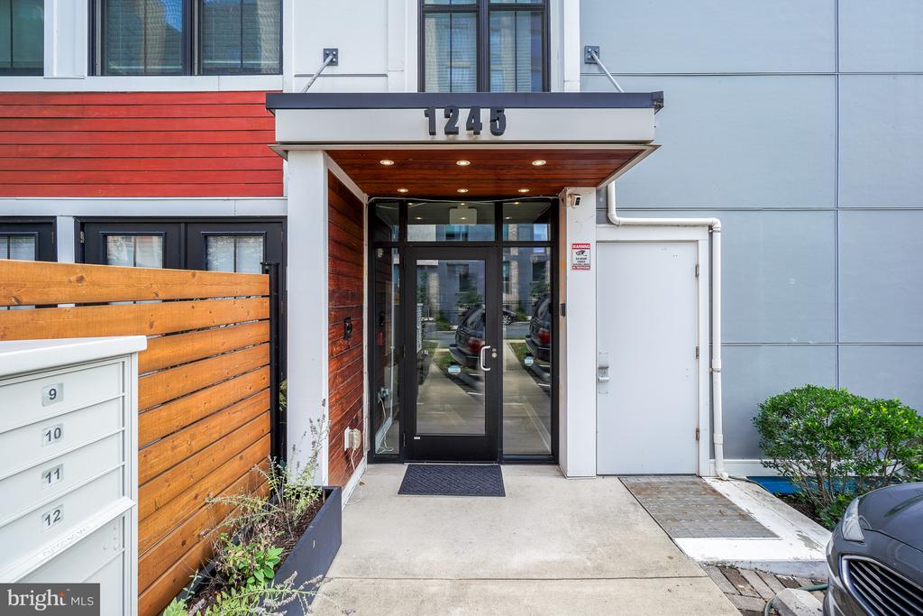 1245 N PIERCE STREET Unit: 8