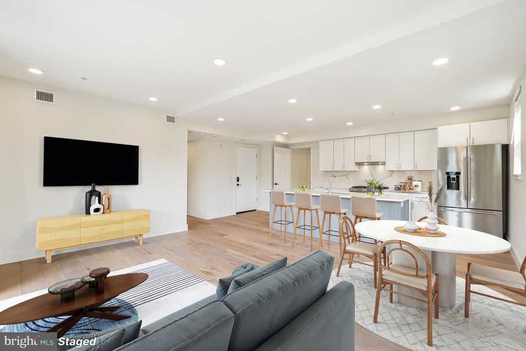 1245 N PIERCE STREET Unit: 8