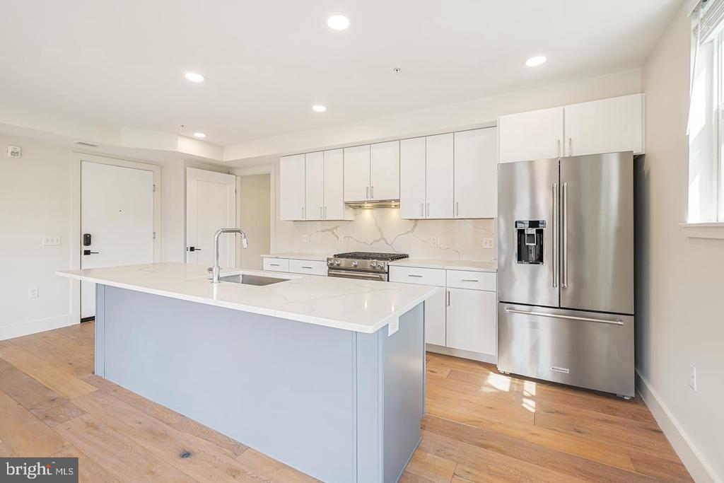 1245 N PIERCE STREET Unit: 8