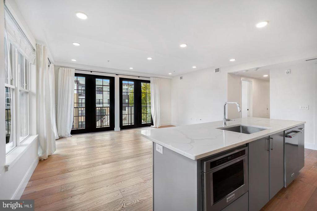 1245 N PIERCE STREET Unit: 8