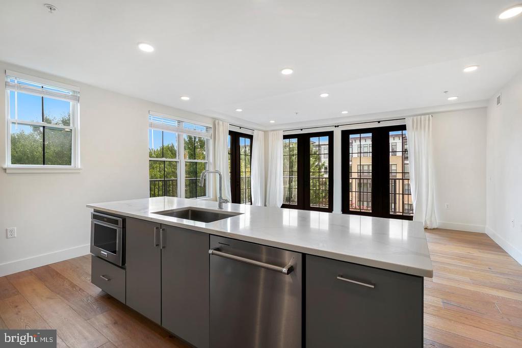 1245 N PIERCE STREET Unit: 8
