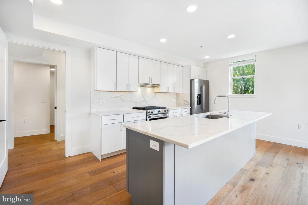 1245 N PIERCE STREET Unit: 8
