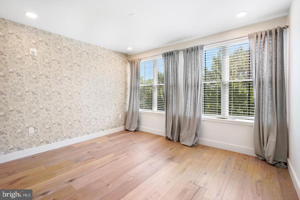 1245 N PIERCE STREET Unit: 8