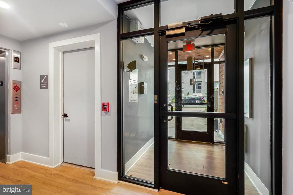 1245 N PIERCE STREET Unit: 8