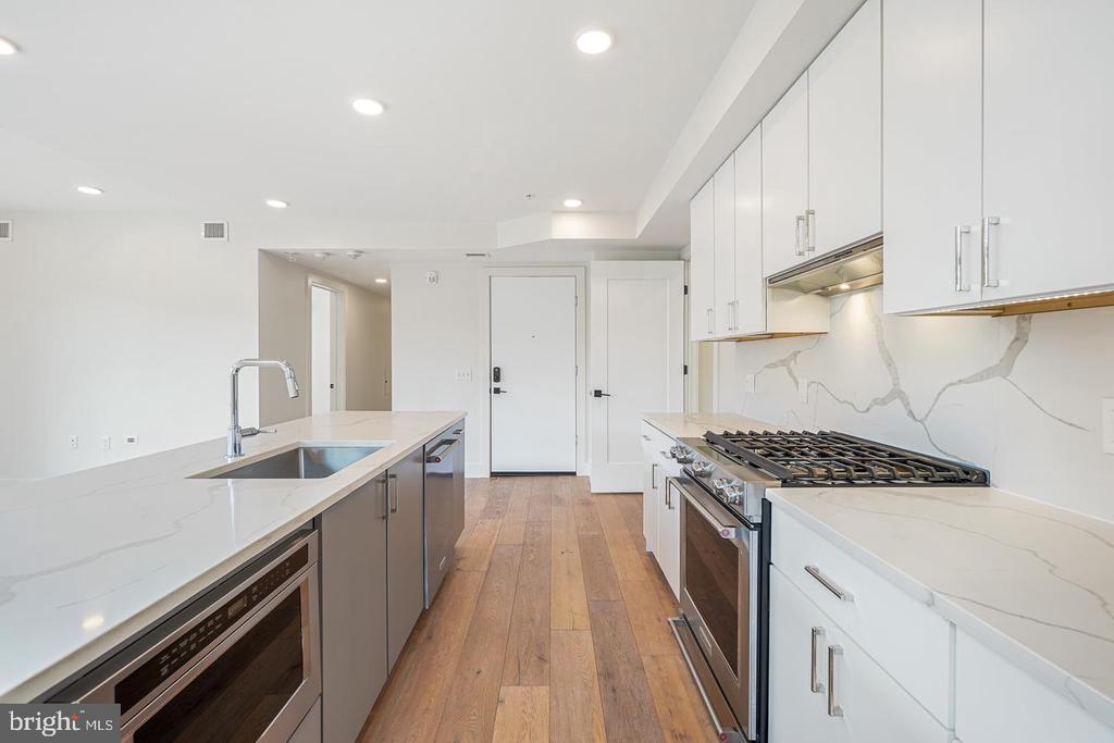 1245 N PIERCE STREET Unit: 8