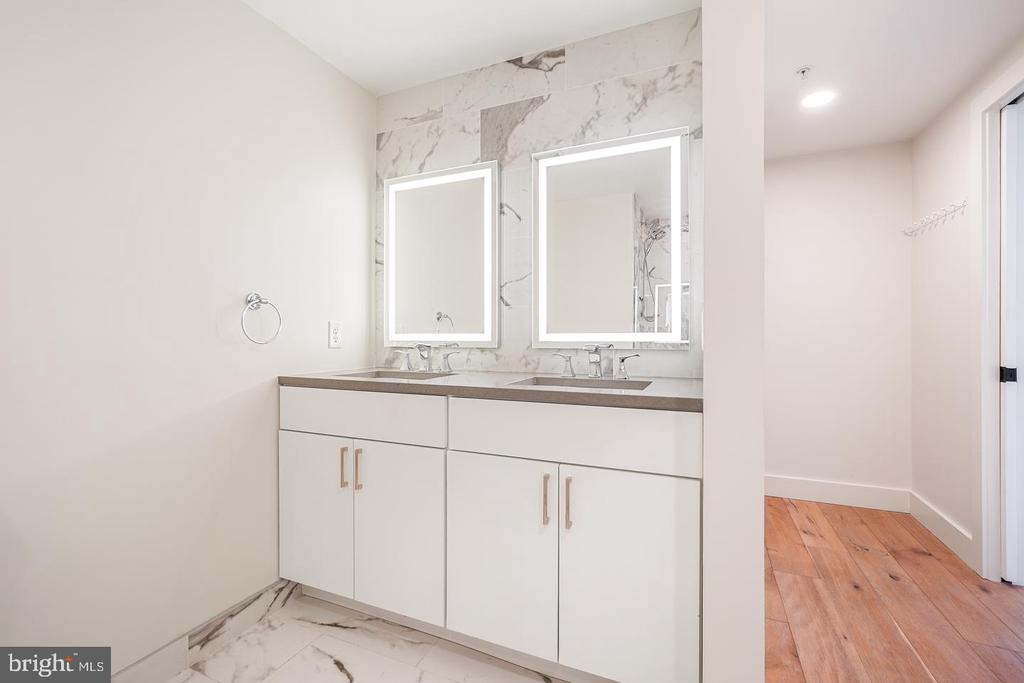 1245 N PIERCE STREET Unit: 8