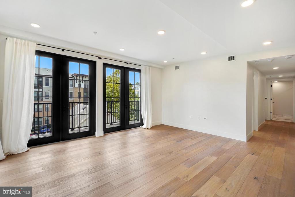 1245 N PIERCE STREET Unit: 8