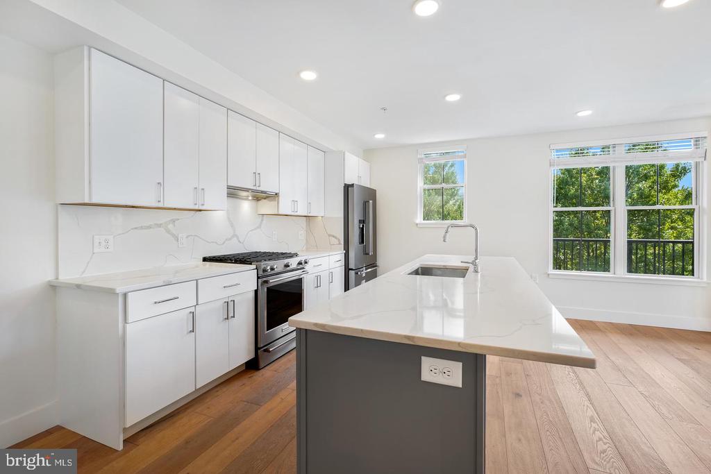 1245 N PIERCE STREET Unit: 8