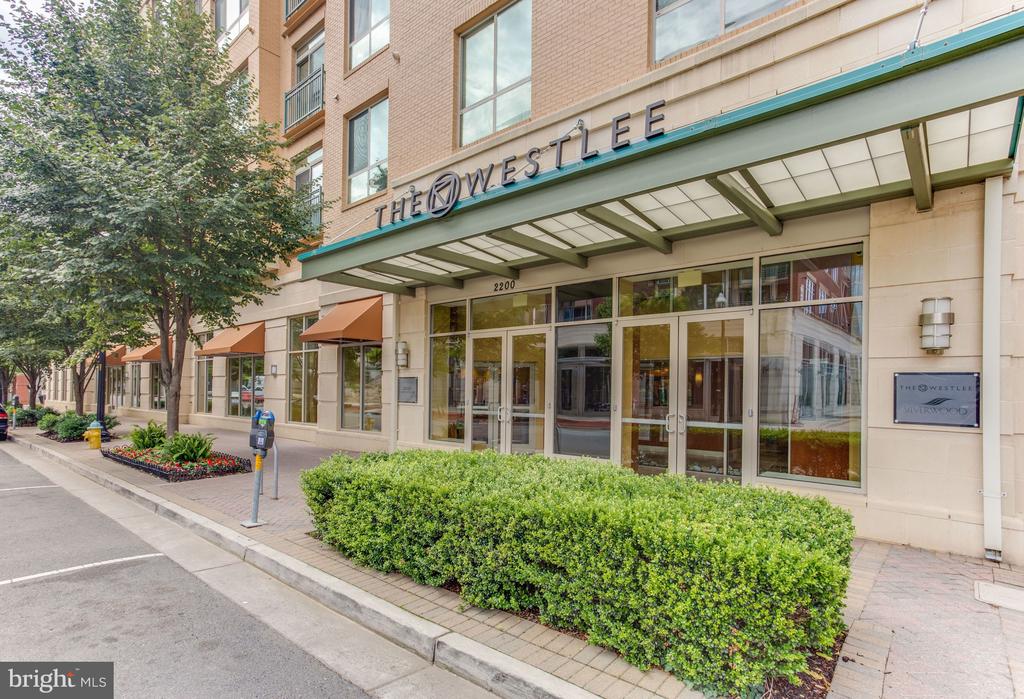 2200 N WESTMORELAND STREET Unit: 218
