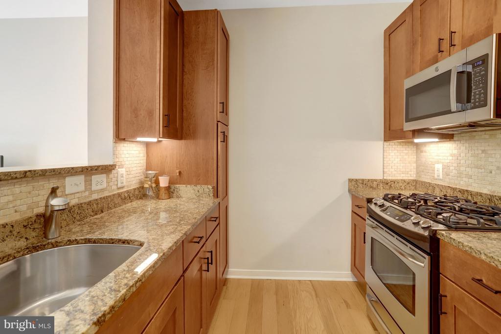2200 N WESTMORELAND STREET Unit: 218