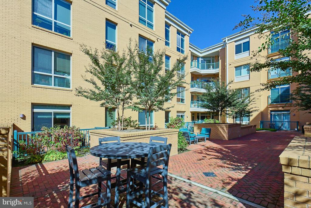 2200 N WESTMORELAND STREET Unit: 218