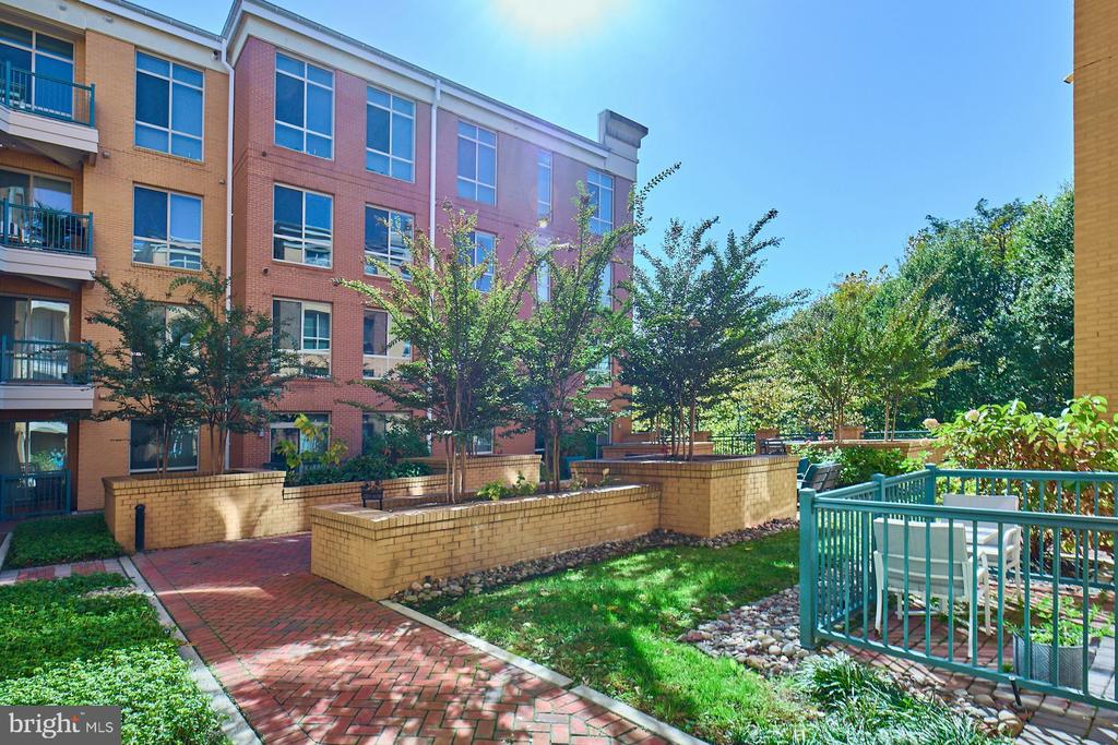 2200 N WESTMORELAND STREET Unit: 218