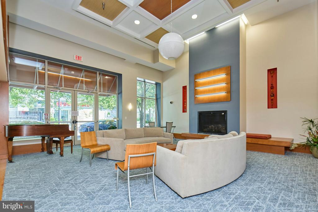 2200 N WESTMORELAND STREET Unit: 218