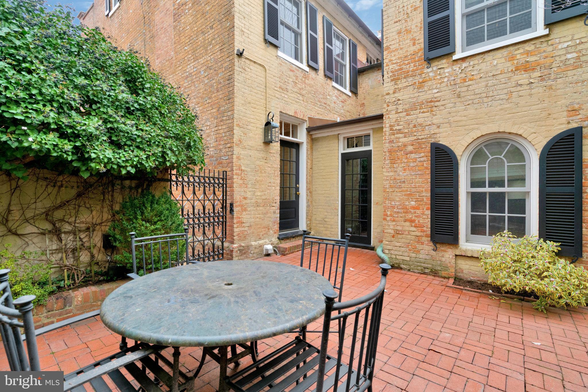 207 S FAIRFAX STREET