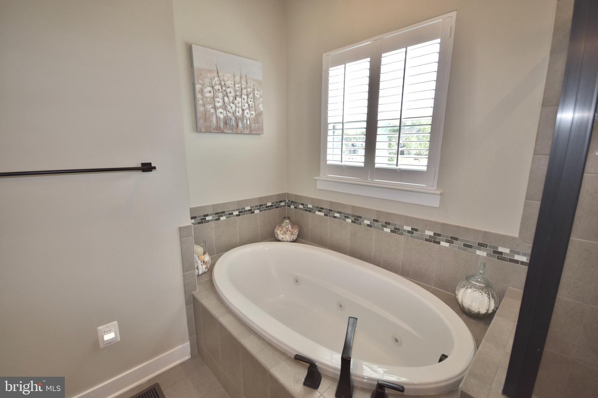 7495 LAKE WILLOW COURT