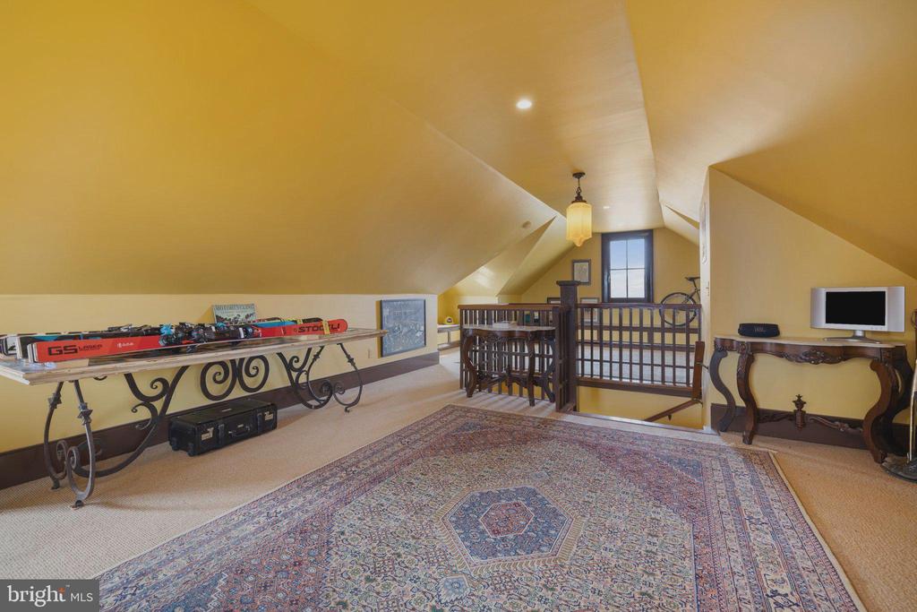 9425 BLACKPOND LANE