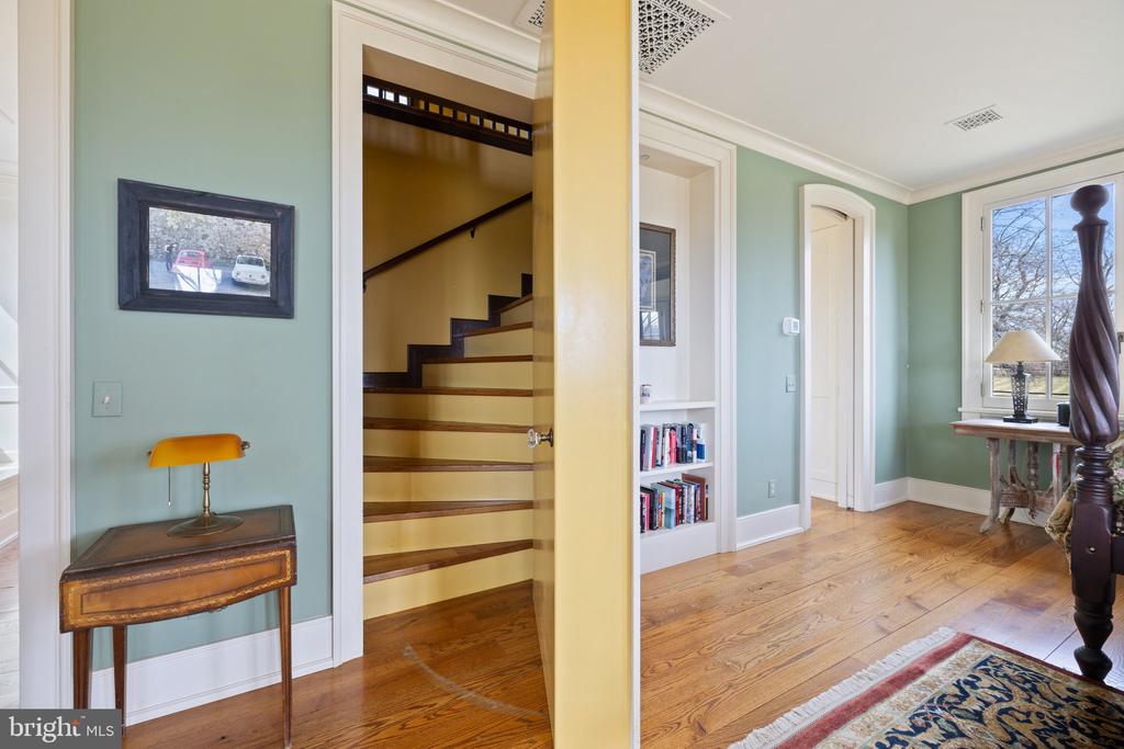 9425 BLACKPOND LANE