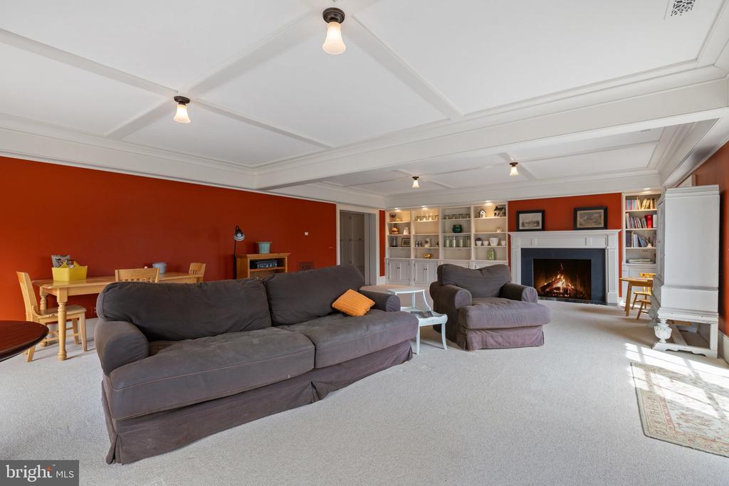 9425 BLACKPOND LANE