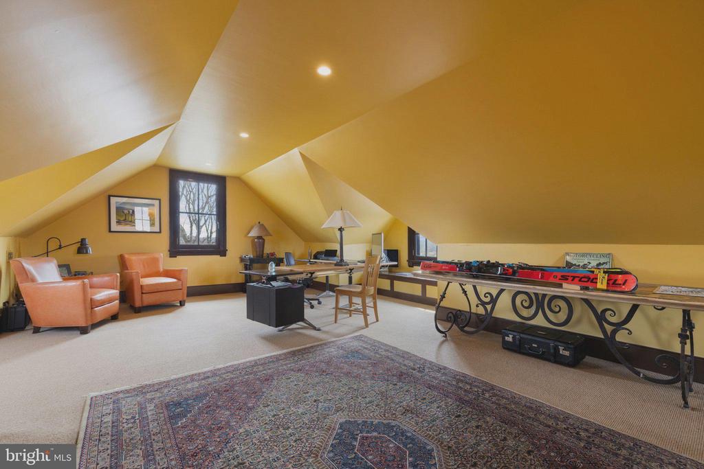 9425 BLACKPOND LANE