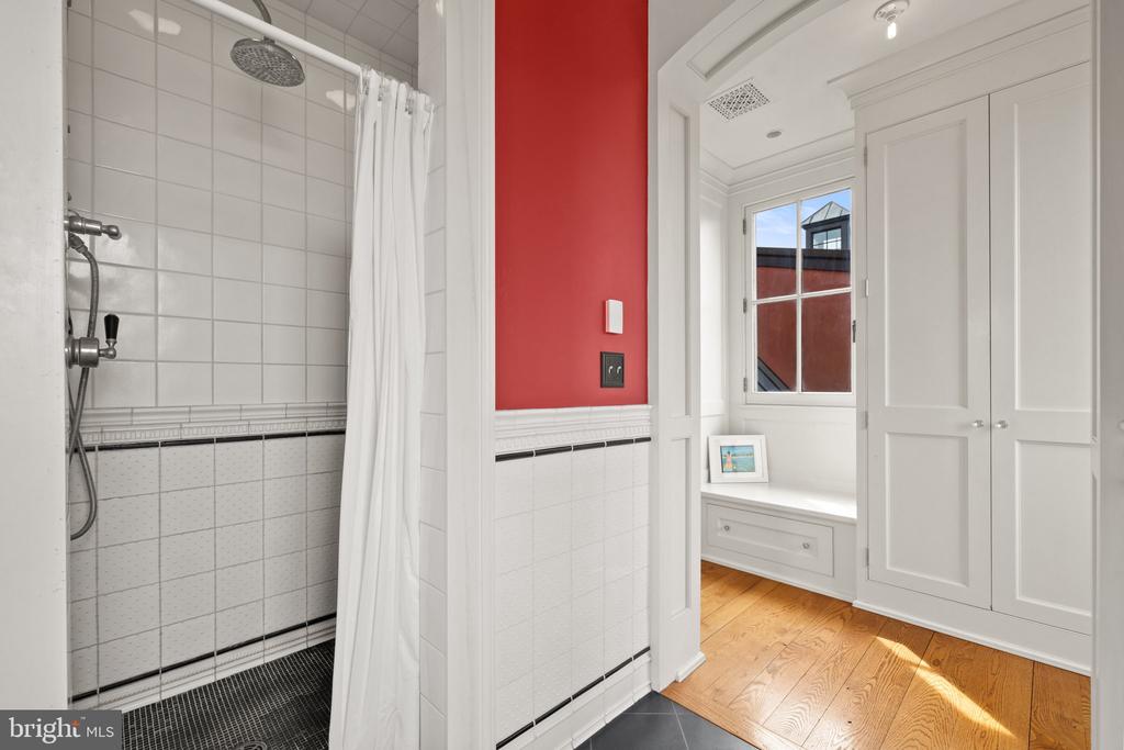 9425 BLACKPOND LANE