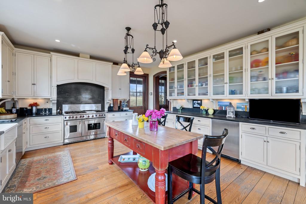 9425 BLACKPOND LANE